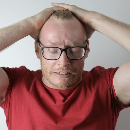 Jak rozpoznać wyciek spod płytki, zanim będzie widoczny?