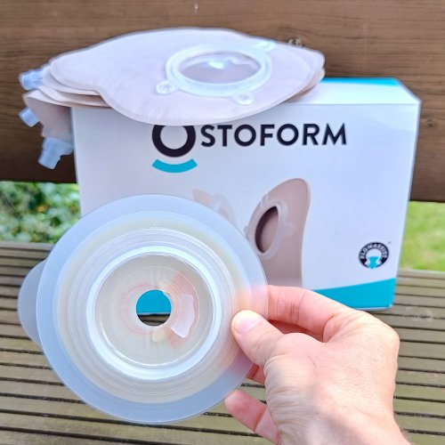 Płytka stomijna Ostoform z wypustką FLOWASSIST  mały dodatek, duża różnica