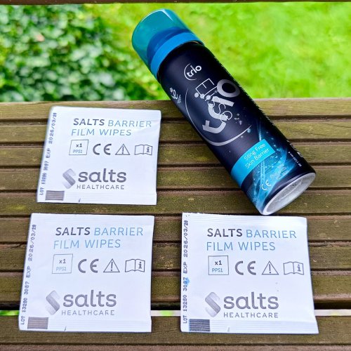 Chusteczka czy spray ochronny? Jaką barierę wybrać dla skóry wokół stomii